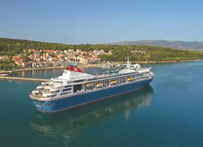 Small-ship cruising and its advantages